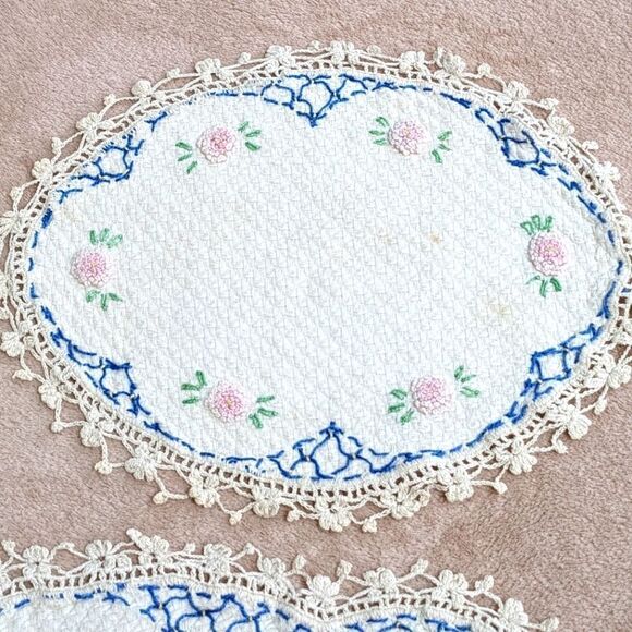 Vintage 1940's Handmade Embroidery & Crochet Doilies - Picture 4 of 16